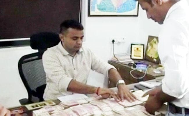 राजकोट में  एक करोड़ रुपये के साथ तीन गिरफ्तार