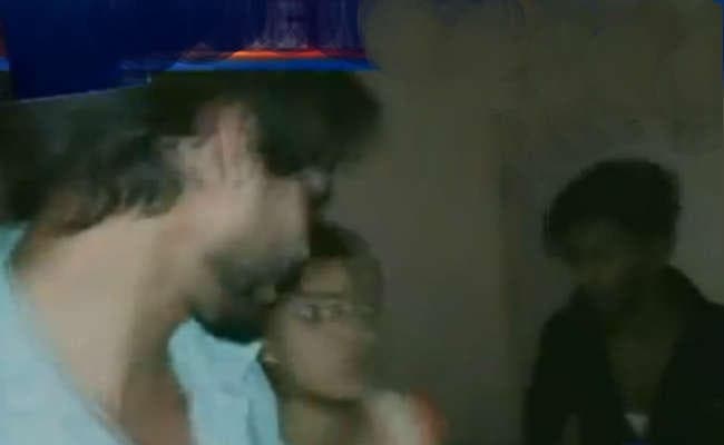 VIDEO : प्रेमी जोड़े पर हिंदू युवा वाहिनी की ''जबरदस्ती'', घर में घुसकर धमकाया, घसीटते हुए थाने पहुंचाया