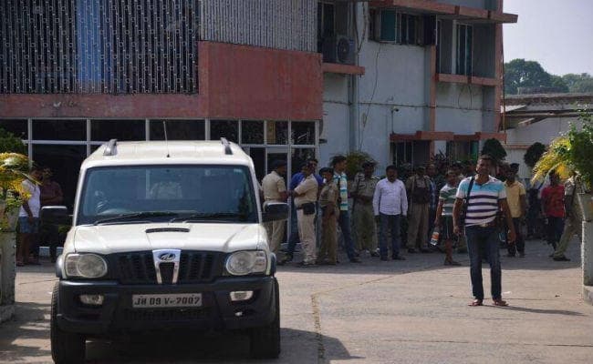 नीरज सिंह हत्याकांड : संजीव सिंह के दोनों आवास से खाली हाथ लौटी पुलिस, नहीं मिला कोई हथियार