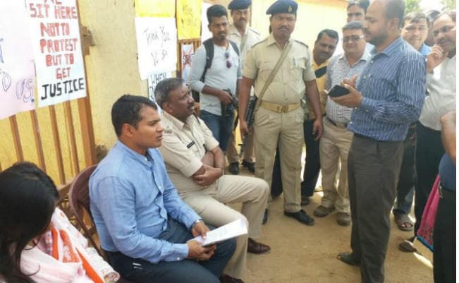 डेढ़ घंटे की वार्ता के बाद लॉ यूनिवर्सिटी के विद्यार्थियों का आंदोलन समाप्त