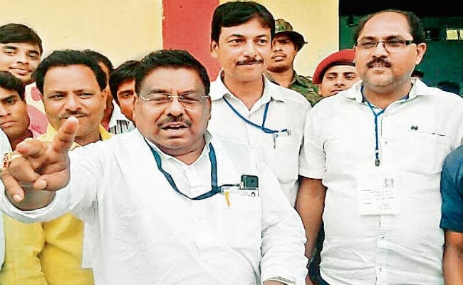 विधानसभा उपचुनाव : लिट्टीपाड़ा में भाजपा को हरा साइमन जीते
