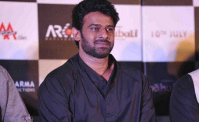 जब एयरपोर्ट पर ''बाहुबली'' स्‍टार प्रभास को फैंस ने घेरा, वीडियो