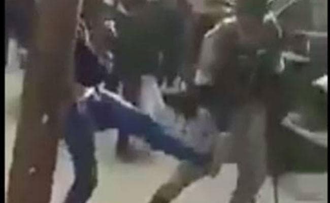जम्मू-कश्मीर में जवानों से मारपीट का वीडियो: सीआरपीएफ जवानों के संयम की पूरे देश में हो रही है तारीफ जम्मू-कश्मीर में जवानों से मारपीट का वीडियो: सीआरपीएफ जवानों के संयम की पूरे देश में हो रही है तारीफ