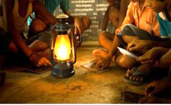 हथियार की जगह 300 बच्चों ने थाम ली कलम