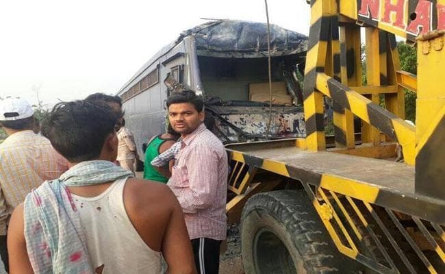VIDEO : पुलिस वाहन और ट्रक में टक्कर, सात पुलिसकर्मियों और कैदी नक्सली की मौत