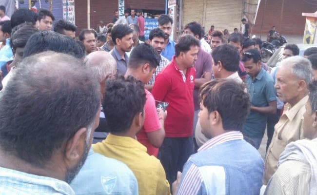 गुमला : अपराधियों ने व्यवसायी अमित गुप्ता को मारी गोली, थानेदार को हटाने की मांग, आज घाघरा बंद, जाम