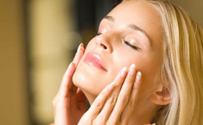 फूलों सी कोमल त्‍वचा पाने के लिए अपनायें ये 5 ब्यूटी टिप्स...