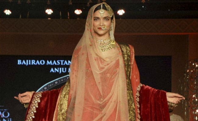 एक बार फिर रूकी ''पद्मावती'' की शूटिंग, इसबार वजह खुद दीपिका पादुकोण