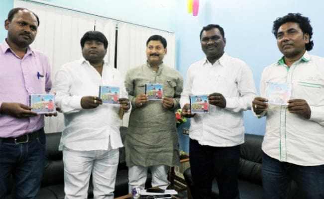 पर्यटन मंत्री ने किया संतोष महतो के झुमर एलवम का विमोचन