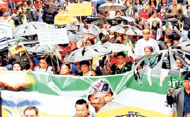 गोरखालैंड की मांग को लेकर ‘फटी छतरी जुलूस’