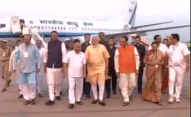 मिशन गुजरात : सूरत में PM नरेंद्र मोदी का रोड शो में भव्‍य स्‍वागत, करेंगे कई परियोजनाओं का उद्घाटन