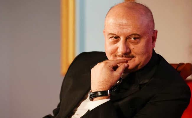 सेना पर बोलकर बुरे फंसे दिग्विजय सिंह, अनुपम खेर का करारा जवाब