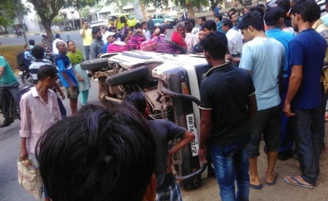 जमशेदपुर : स्कूल वैन पलटा, कई बच्चे घायल