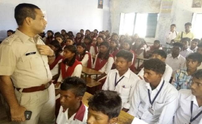 एसपी बने आधा घंटा के लिए टीचर, आदिवासी उच्च विद्यालय के बच्चों को पढ़ाया यह पाठ