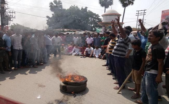 बिहार : सहरसा में युवक की हत्या के विरोध में ग्रामीणों का प्रदर्शन