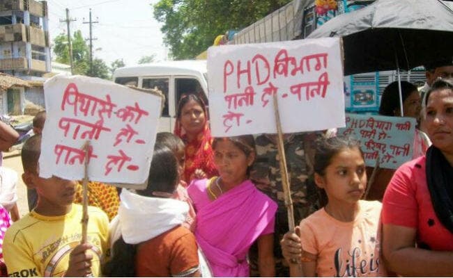 पानी के लिए महिलाएं सड़क पर उतरीं, बिजली के लिए एसडीओ कार्यालय घेरा