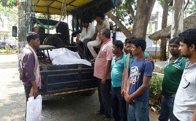 दुमका : मलूटी में सड़क हादसा, एक ही परिवार के चार लोगों की मौत, छह गंभीर