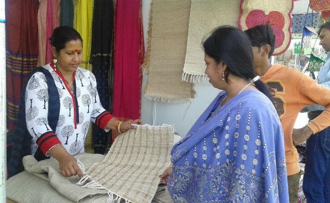 केले के रेशों को बनाया आमदनी का जरिया