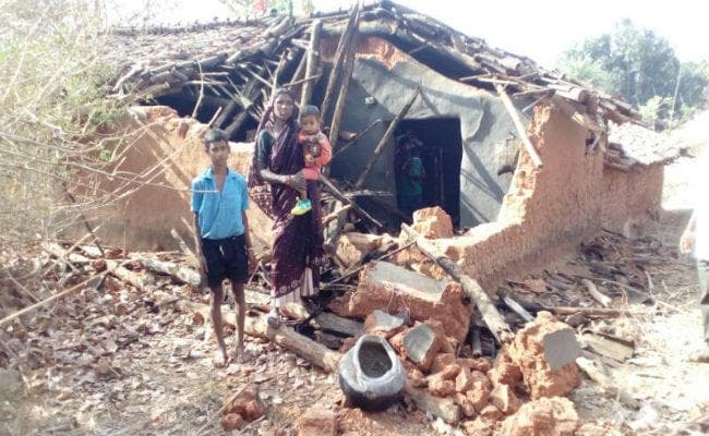 गुमला के जारी में हाथी घुसे, उत्पात मचाया, कई घरों को तोड़ा, लोगों ने भागकर जान बचायी