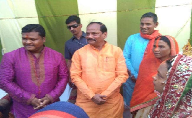 गिद्धौर पहुंचे सीएम रघुवर दास, विधायक जेपी भोक्ता के बहन की शादी में हुए शामिल