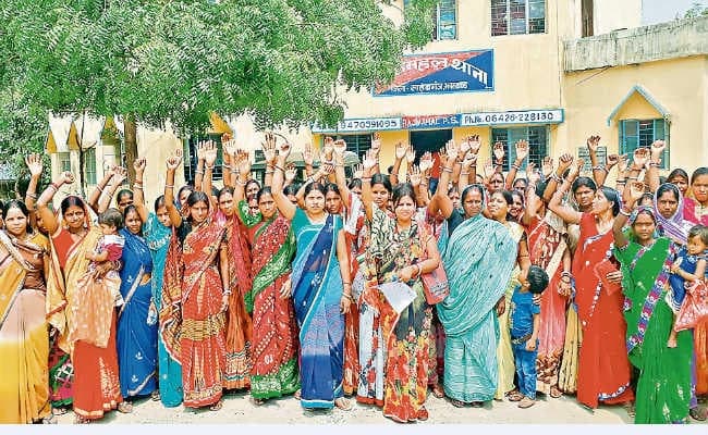 शराबबंदी के लिए थाना के समक्ष किया प्रदर्शन