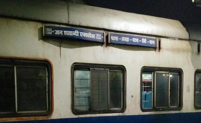 ट्रैक पर फंसी जेसीबी, बाल-बाल बची जनशताब्दी एक्सप्रेस