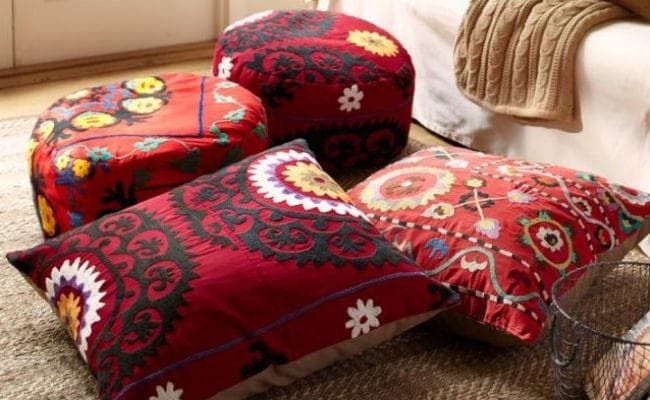 रंग-बिरंगे कुशन से सजाएं आशियाना