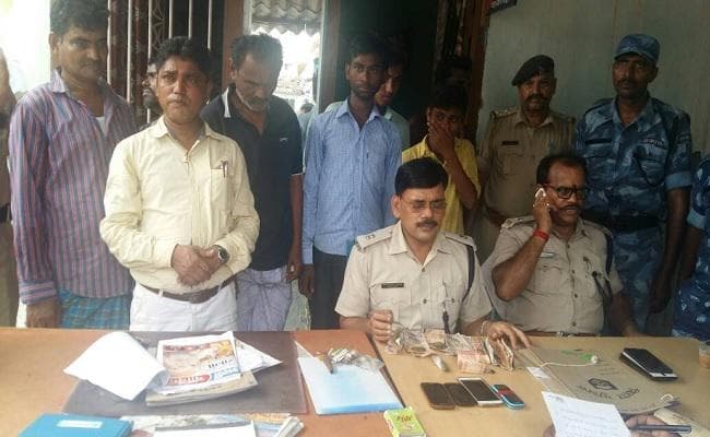 बिहार : दरभंगा में जुआ खेलते 8 जुआरी गिरफ्तार, कैश सहित गांजा-चीलम भी बरामद