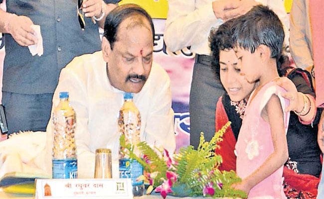 शिकारीपाड़ा: कार्यकर्ता मिलन समारोह में शामिल हुए मुख्यमंत्री रघुवर दास, पूछा कब तक शिबू सोरेन को ढोओगे !