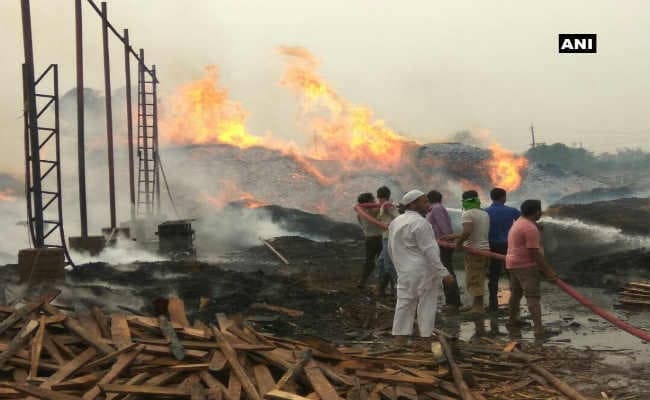 नोएडा की एक फैक्टरी में आग लगने से छह की मौत, जांच के आदेश