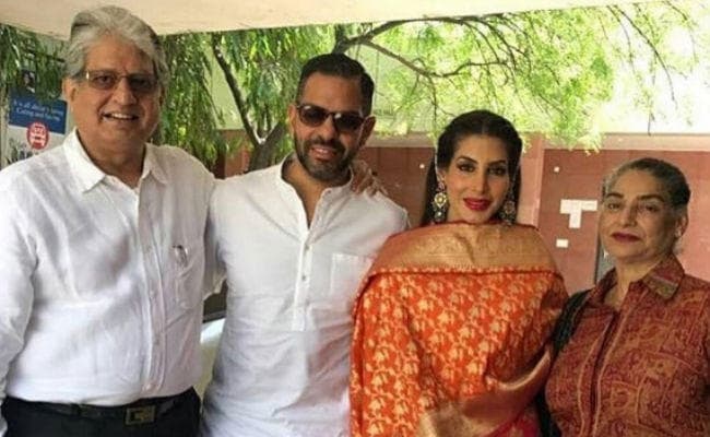 करिश्‍मा कपूर के पूर्व पति संजय कपूर और प्रिया सचदेव का न्‍यूयॉर्क में हुआ ग्रैंड रिसेप्‍शन, तसवीरें...