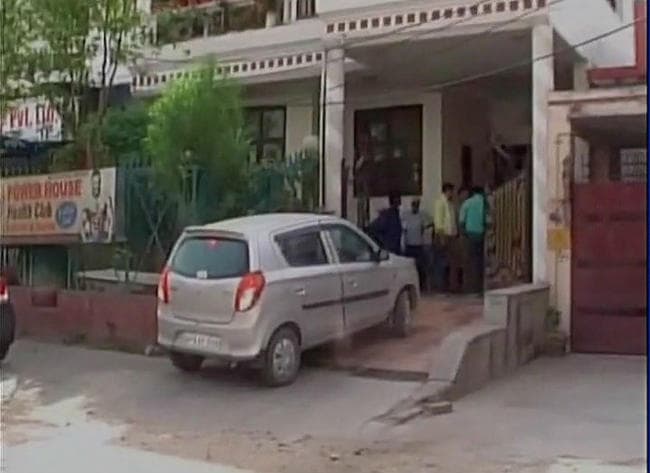 यूपी : आयकर के छापे में वरिष्ठ नौकरशाह के घर से 10 किलोग्राम सोना बरामद