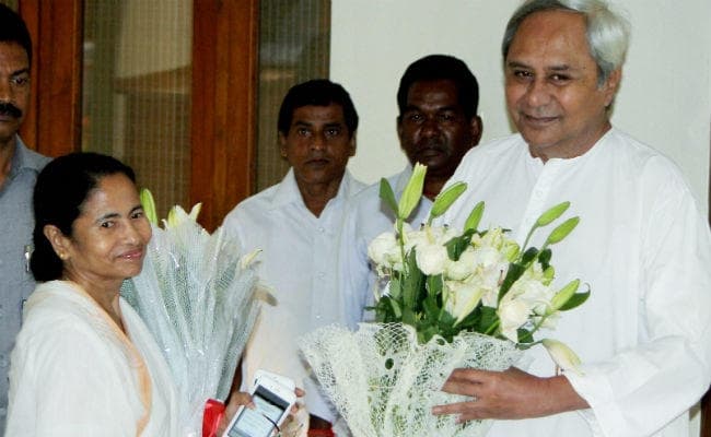 ओडि़शा में CM नवीन पटनायक से मिलीं ममता, कहा - भाजपा कोई खतरा नहीं, क्षेत्रीय दल रोक सकते हैं विजय रथ