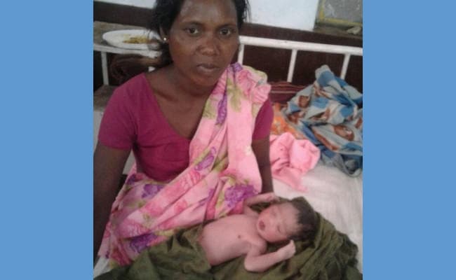 चलती बस में महिला ने दिया बच्चे को जन्म, लोगों ने बजायी तालियां