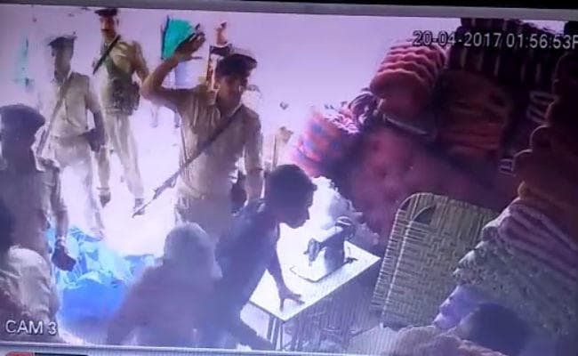 अतिक्रमण हटाओ अभियान, पुलिस ने दुकानदार को बेरहमी से पीटा, देखें वीडियो