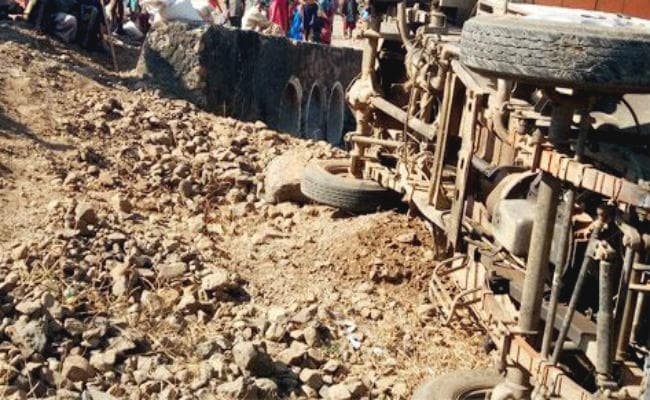 चाईबासा : ब्रेक फेल होने से पलटी ओवरलोड जीप, दबने से एक की मौत, 11 घायल