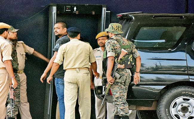 बुलेटप्रूफ गाड़ी से विधायक संजीव सिंह रांची जेल लाये गये