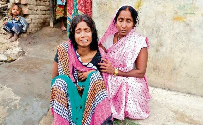 मौत पर भी नहीं पिघला पिता और बेटे का दिल, पत्नी ने दी मुखाग्नि