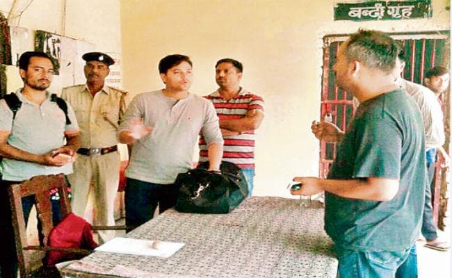 हैरत में गांववाले, मदरसा शिक्षक का बेटा निकला आतंकी