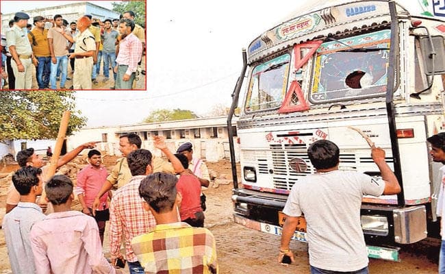 धनबाद : कंटेनर में बंद कर ले जा रहे थे गाय-बैल-बछड़े, चार की हुई मौत, हिंदू संगठनों ने किया हंगामा