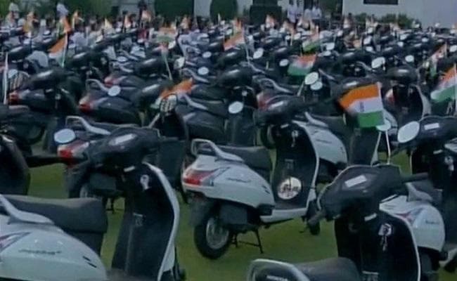 आईटी की दिग्गज कंपनी विप्रो ने 600 कर्मचारियों को निकाला, तो सूरत के हीरा कारोबारी ने दिया स्कूटी का तोहफा