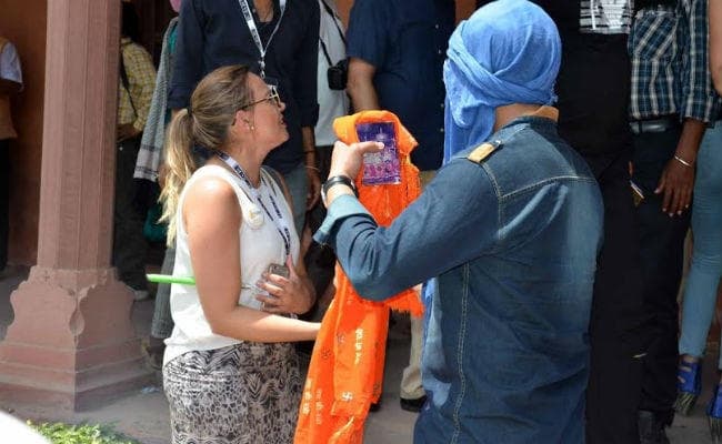 भगवा दुपट्टे के साथ ताजमहल का दीदार नहीं कर सकीं विदेशी मॉडल्‍स, देखें तस्‍वीरें...