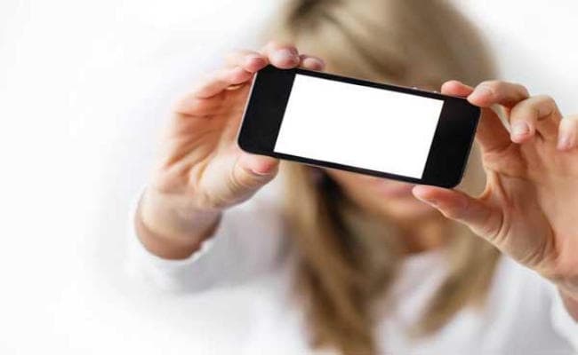 सेल्फी लेने में ट्रेन से कट दो की मौत तीसरे ने नदी में कूद बचायी जान