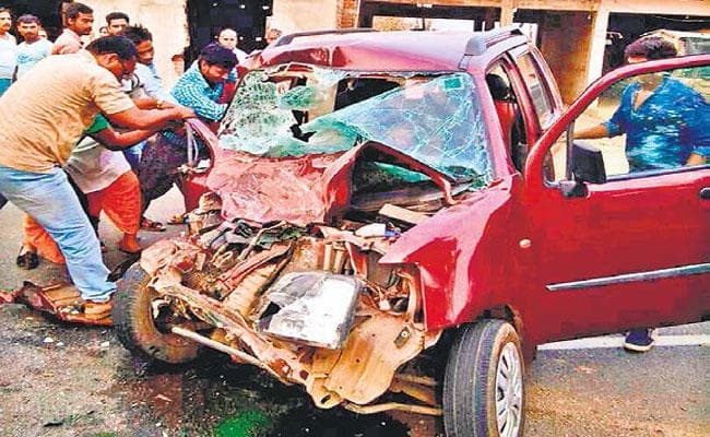खिजुरिया मोड़ के पास यात्री बस ने कार को मारा धक्का, सड़क हादसे में आयकर के अधिवक्ता दिलीप दास की मौत