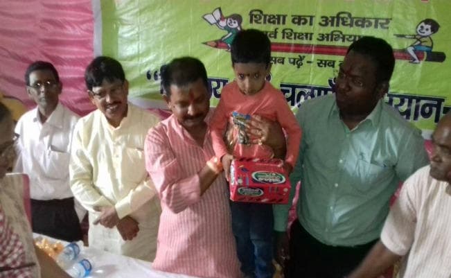 पाकुड़ : राज पलिवार ने ड्राप आउट बच्चों का कराया नामांकन