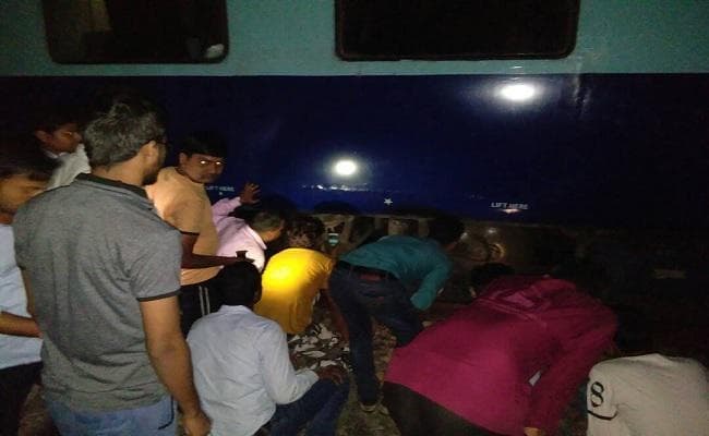 VIDEO : दानापुर-मुगलसराय रेल ट्रैक पर पत्थर रख सिकंदराबाद एक्सप्रेस को रोका, बड़ा हादसा टला