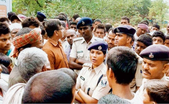 एनएच को किया जाम, गाड़ियों के शीशे तोड़े