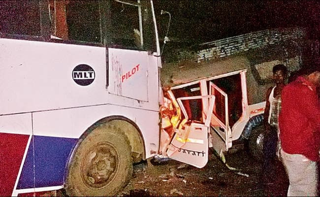 लातेहार में बस और सवारी गाड़ी में टक्कर, नौ मरे