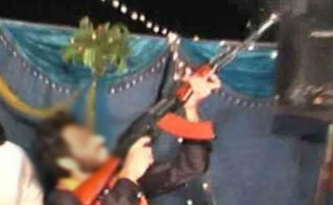 शादी समारोह में फायरिंग, तीन जख्मी