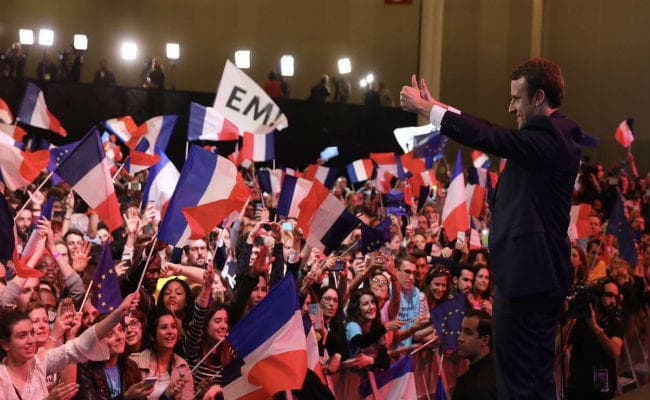 फ्रांस राष्ट्रपति चुनाव: 17 की उम्र में 42 वर्ष की महिला से प्यार, जानें मैकरोन की खास बातें